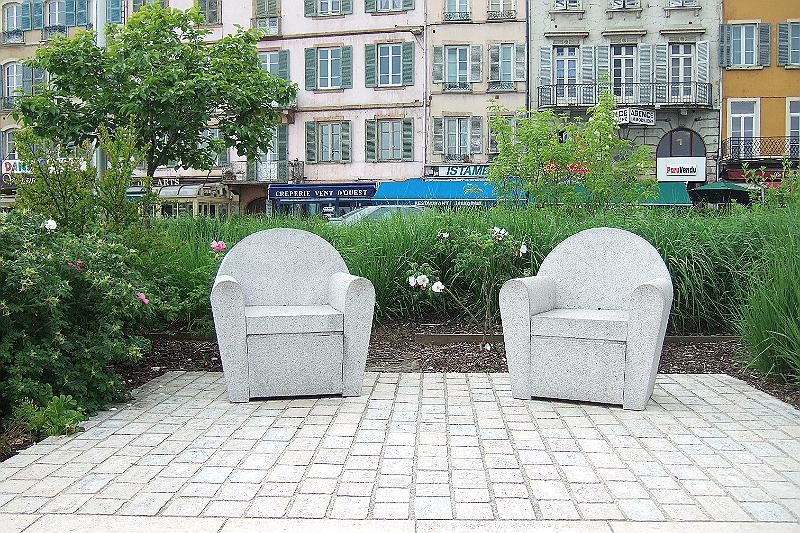 2010-06- (102).JPG - Zwei Sitzgelegenheiten - eine stabile Basis für einen fruchtbaren Disput